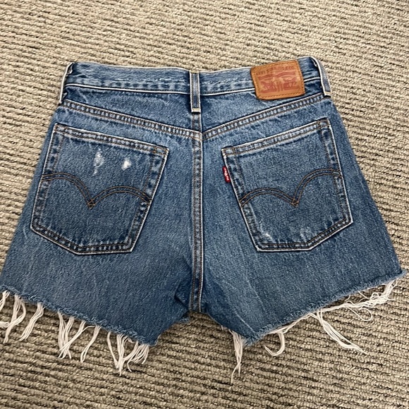 Levi’s distressed denim jean shorts 25 - Picture 2 of 3